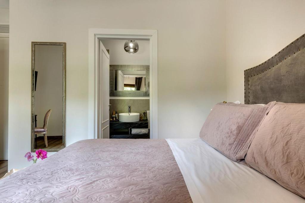 Łóżko lub łóżka w pokoju w obiekcie AMORE RENTALS - Villa Mia