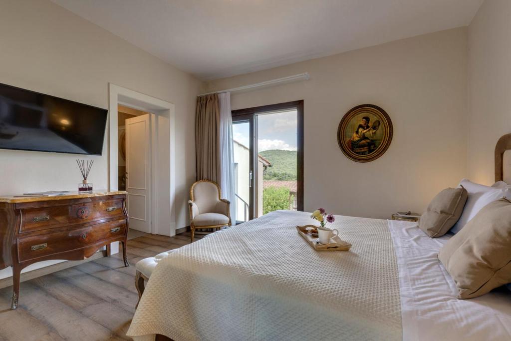 Łóżko lub łóżka w pokoju w obiekcie AMORE RENTALS - Villa Mia