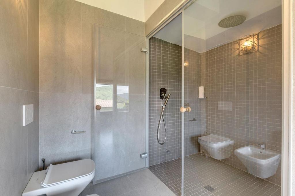 Łazienka w obiekcie AMORE RENTALS - Villa Mia