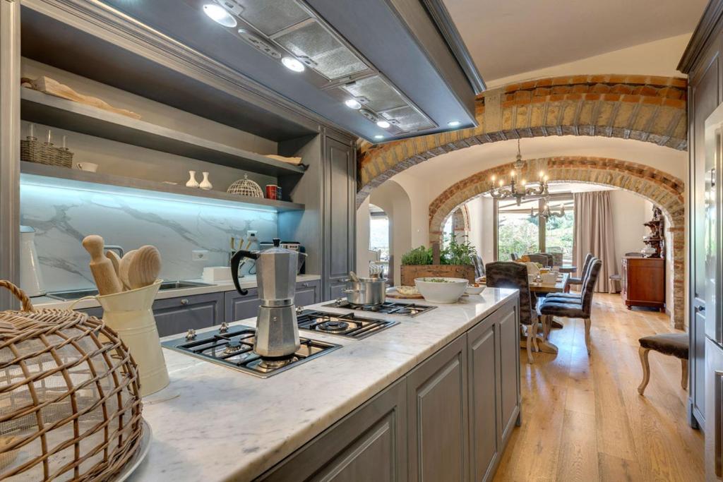 - kuchnię z płytą kuchenną w pokoju w obiekcie AMORE RENTALS - Villa Mia w mieście Panzano in Chianti