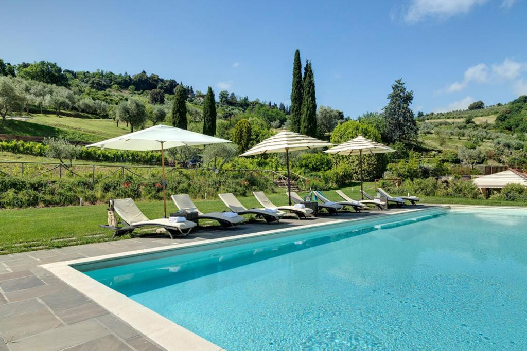 basen z leżakami i parasolami w obiekcie AMORE RENTALS - Villa Mia w mieście Panzano in Chianti