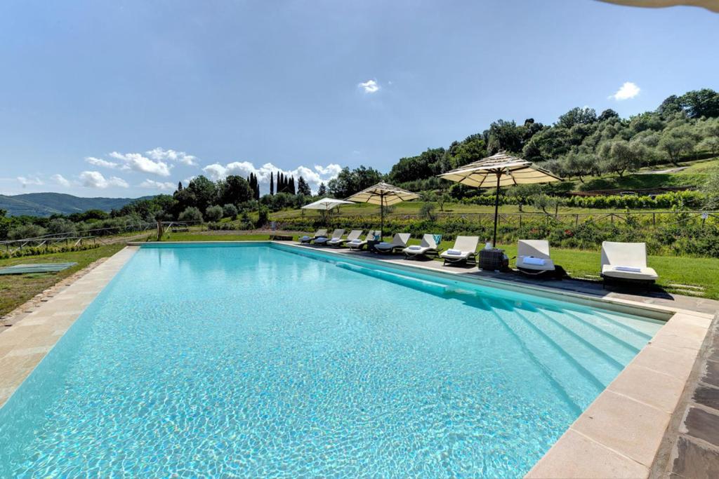 Basen w obiekcie AMORE RENTALS - Villa Mia lub w pobliżu