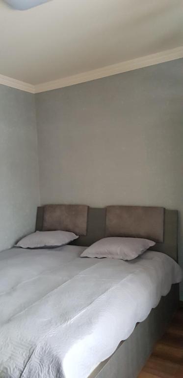 Postel nebo postele na pokoji v ubytování Cozy Hotel in Bakuriani