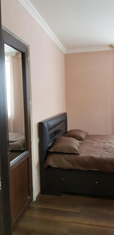 Postel nebo postele na pokoji v ubytování Cozy Hotel in Bakuriani