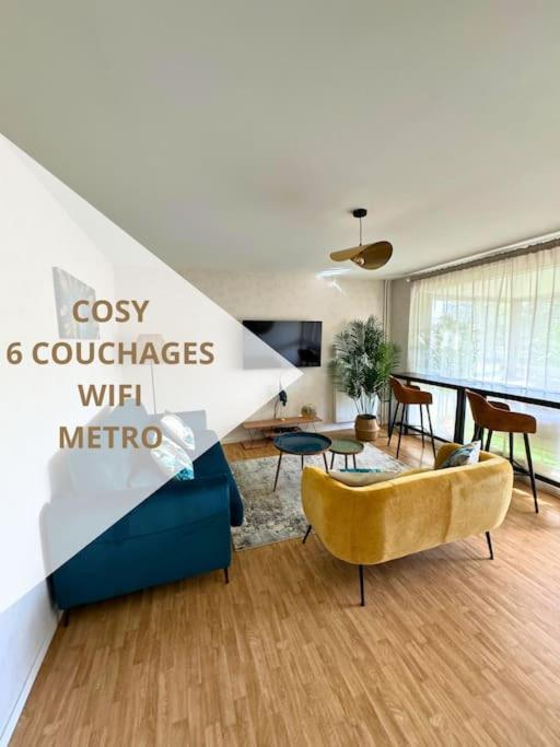 un salon avec un canapé, une table et des chaises dans l'établissement Chantilly, à Rennes