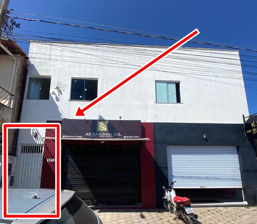 una flecha roja apuntando a un edificio blanco en Temporada BHS Quarto 4, en Barreirinhas