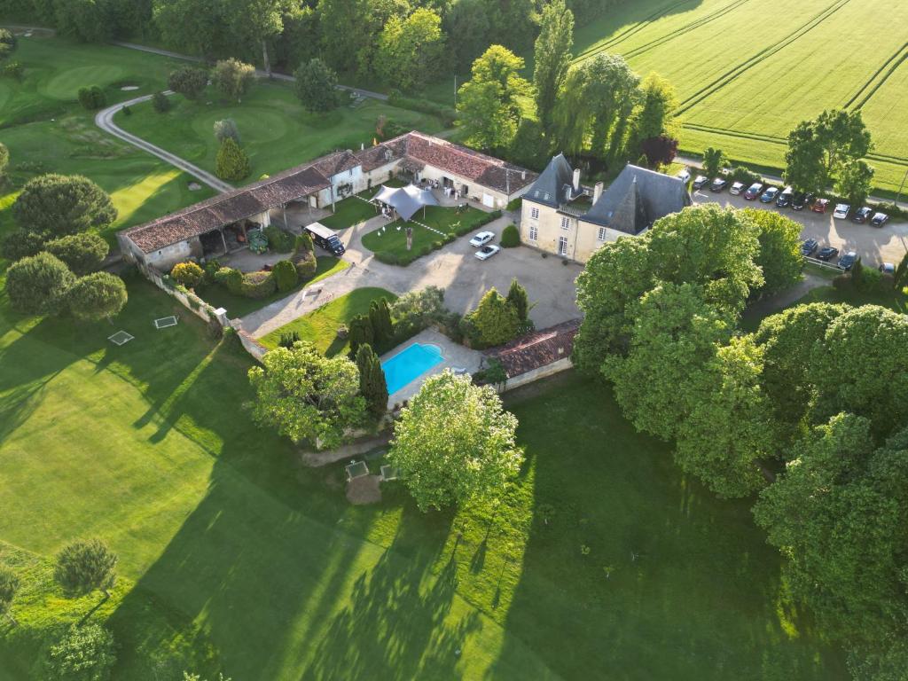 une vue aérienne d'une maison avec piscine dans l'établissement Château de La Vallade, à Saint-Porchaire