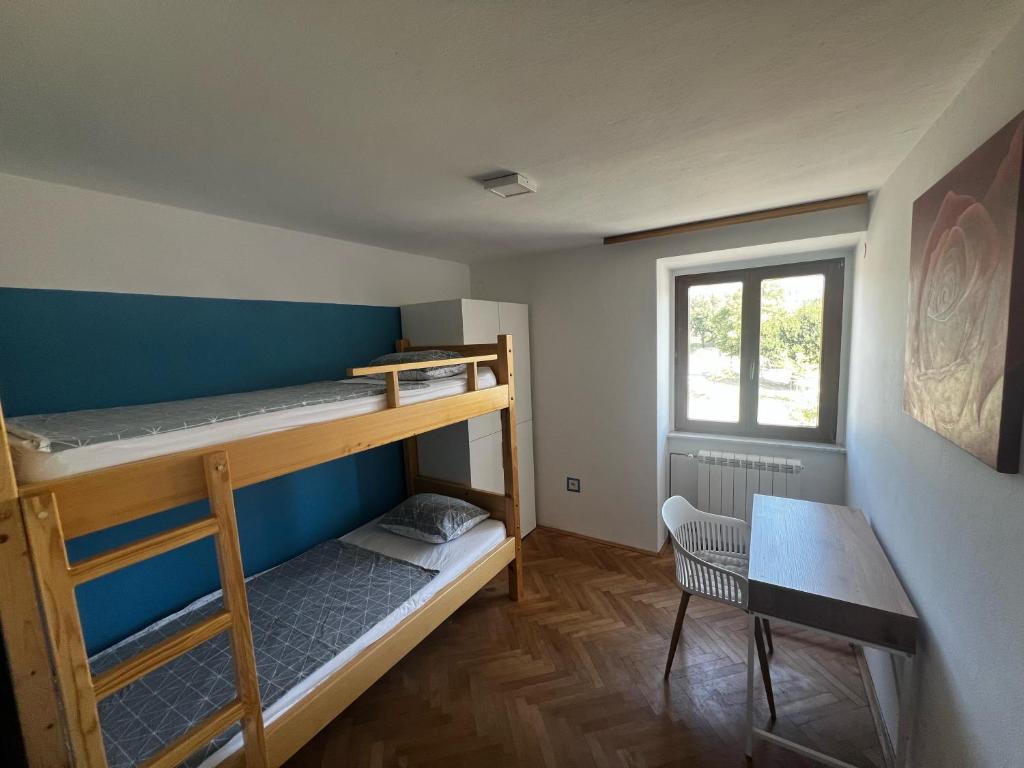 Guesthouse Škofije ob Parenzani - Bunk Bed In Mixed Dormitory Room