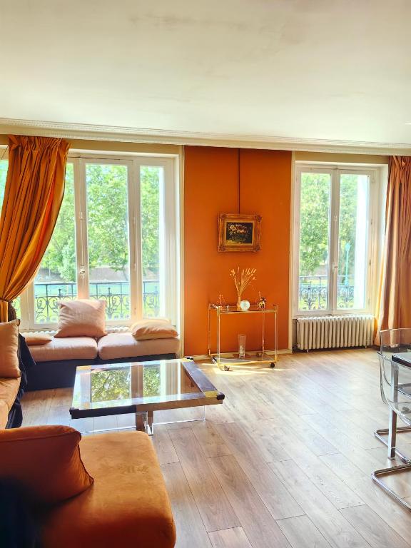 un salon avec un canapé et une table dans l'établissement Beautiful Apartment Eiffel Tower, à Paris