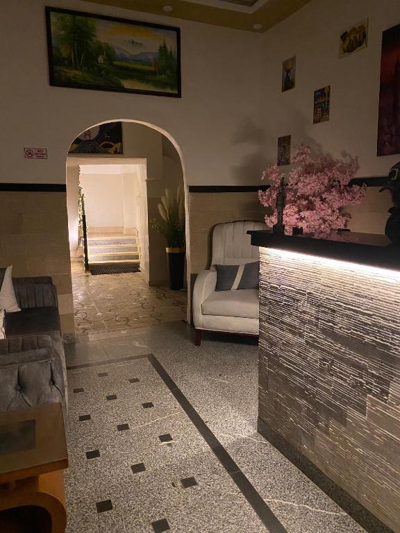 sala de estar con cama y chimenea en Aladdin Pyramids destination, en El Cairo