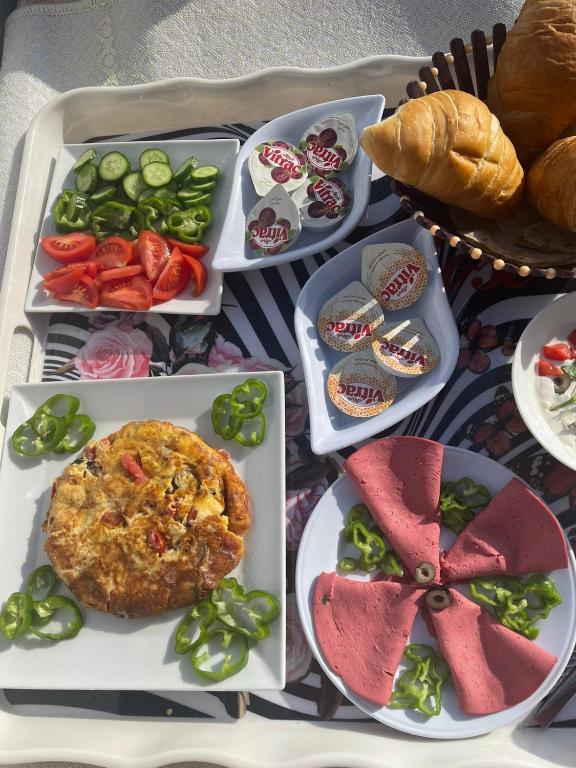 una bandeja de comida con verduras y pan en Aladdin Pyramids destination, en El Cairo