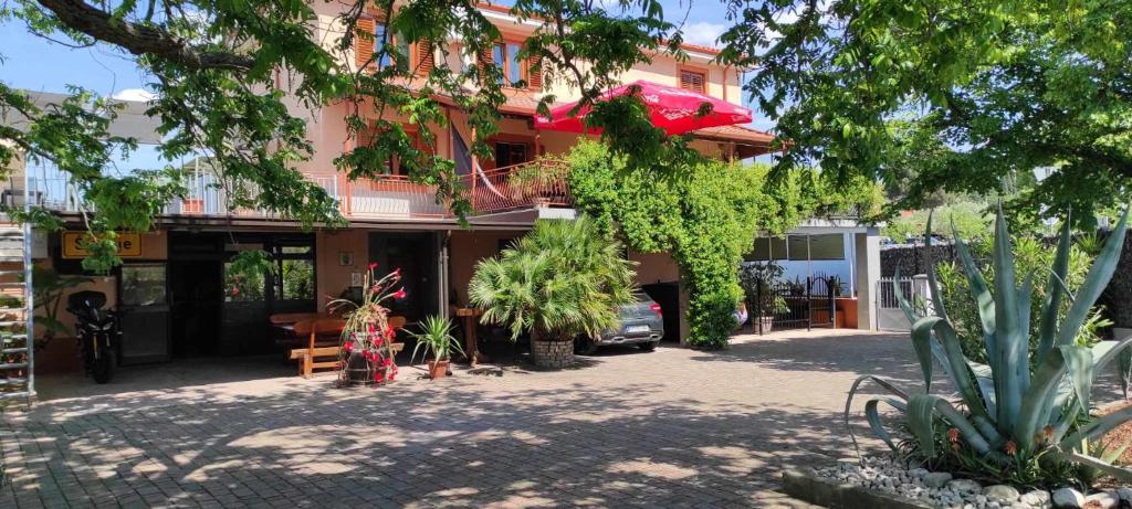 Vrt pred nastanitvijo Guesthouse Škofije ob Parenzani