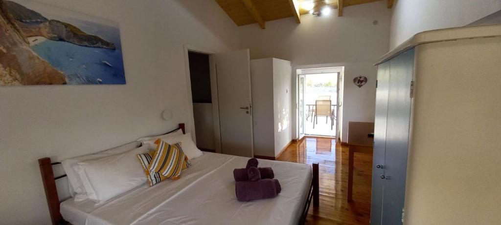 Postel nebo postele na pokoji v ubytování Villa Beloussi Zakynthos
