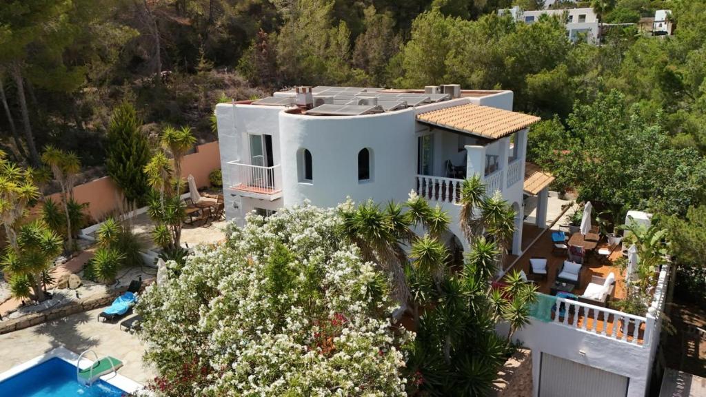 an aerial view of a white house with a pool at Villa Mercedes in Cala Llonga