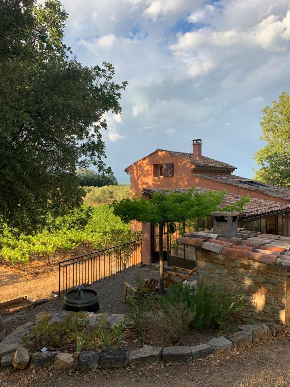 Elle offre une vue sur le jardin. dans l'établissement Lou Caberoma, à Carcès