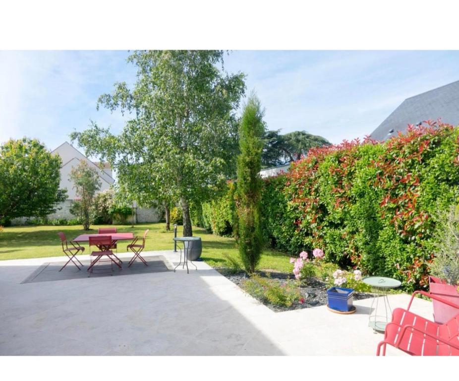 un patio avec une table et des chaises dans une cour dans l'établissement Hou, à Saint-Hilaire-Saint-Mesmin