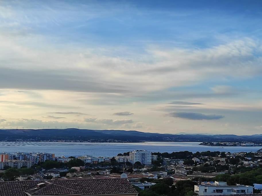- une vue sur la ville et une grande étendue d'eau dans l'établissement Charmant T2 avec vue sur l'étang, à Sète