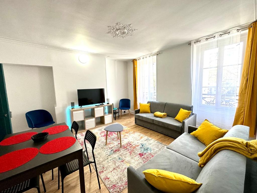 un salon avec un canapé et une table dans l'établissement Refait à Neuf 2 pièces - Paris - tout équipé - Parking, à Paris