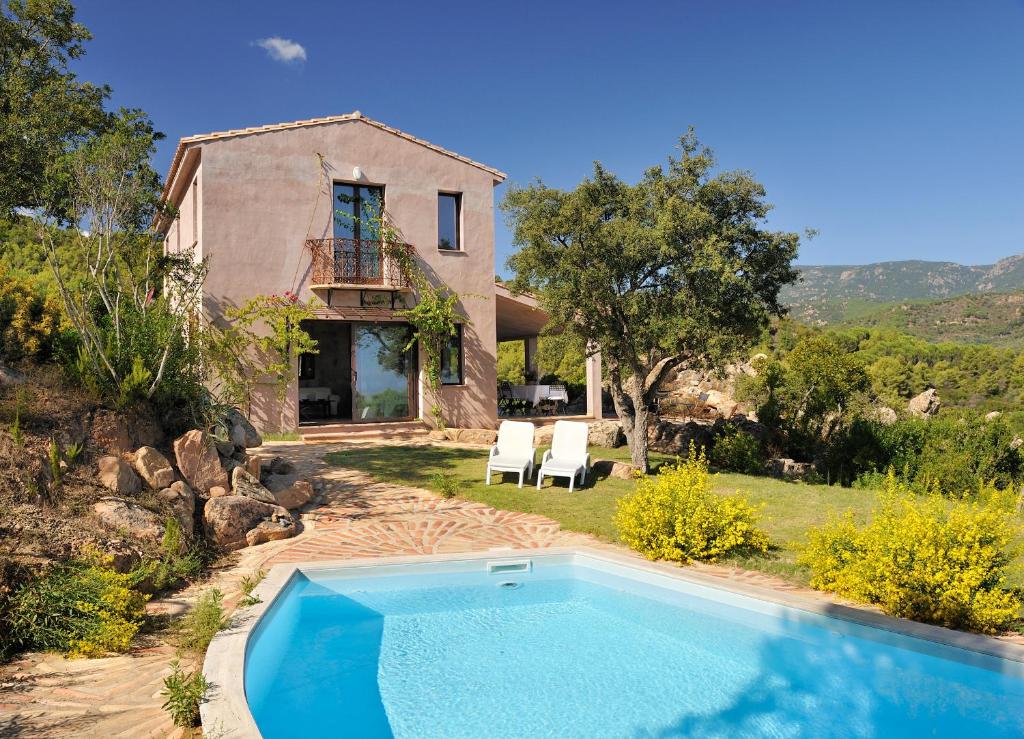Is Molas にあるVilla Le Rocce Fioriteのヴィラ(家の前にスイミングプール付)