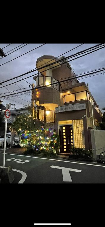 Hotel 東京の港灣-Tokyo Harbor -28 square meter king size garden room103, a building with flowers on the side of a street at 東京の港灣-Tokyo Harbor -28 square meter king size garden room103 in Tokyo