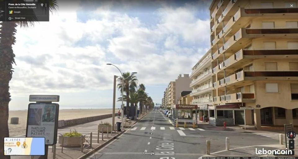 une rue vide à côté d'une plage avec des bâtiments dans l'établissement studio climatisé vue sur mer, réservation du samedi au samedi, à Canet