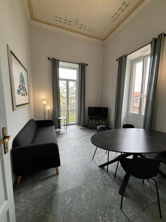 a living room with a couch and a table at Casa di Gilda in Ospedaletti