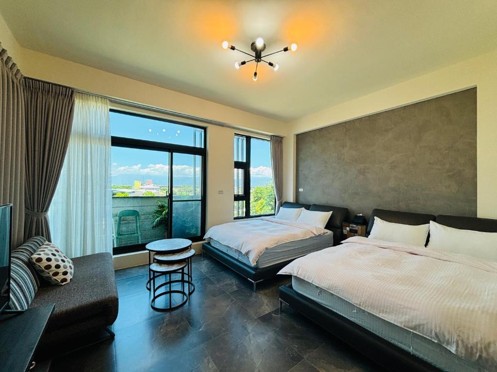A bed or beds in a room at 宜蘭-讀好民宿 Read Nice House B&B 電梯民宿