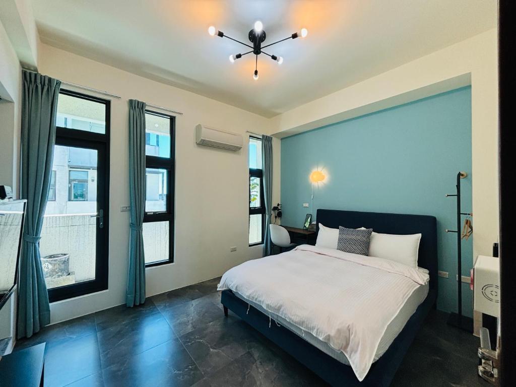 A bed or beds in a room at 宜蘭-讀好民宿 Read Nice House B&B 電梯民宿
