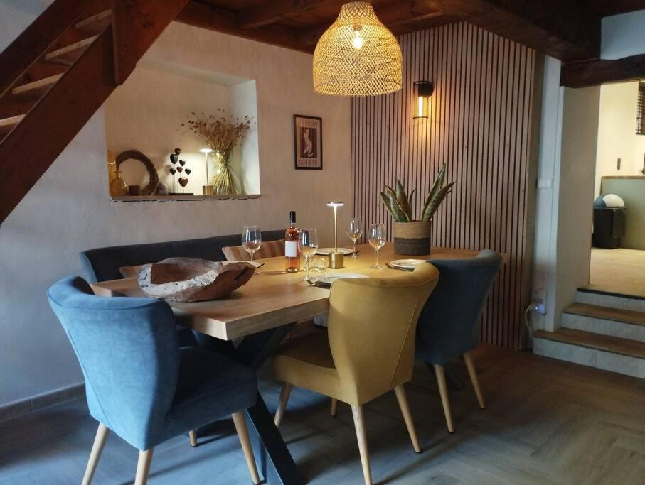 une table à manger avec des chaises et une salle à manger dans l'établissement Maison Willem, cœur Minervois, à Bize-Minervois