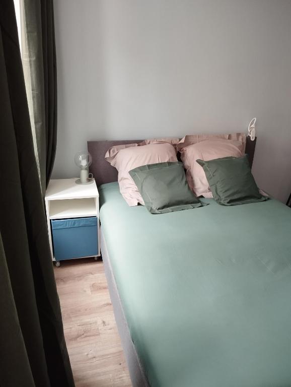 un lit avec deux oreillers dessus dans une chambre dans l'établissement Studio - Centre-ville, à Morlaix