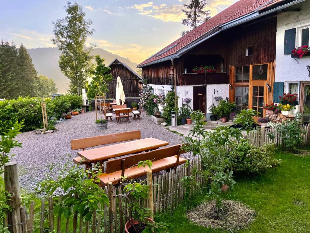 dom z ławką piknikową przed nim w obiekcie Am Hof Jungholz w mieście Jungholz