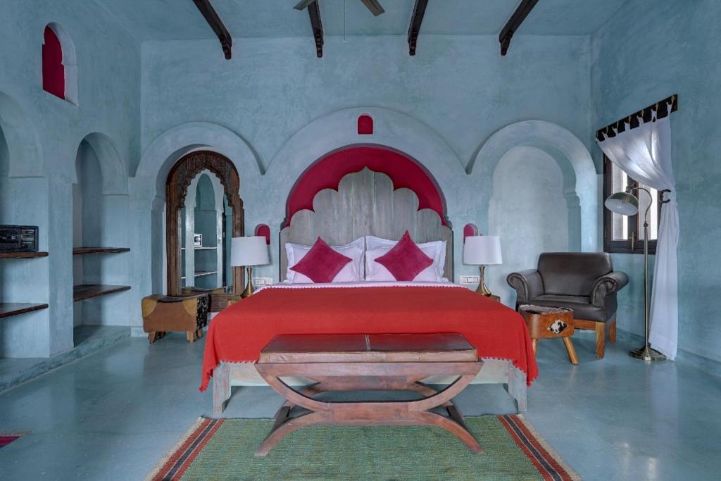 Postel nebo postele na pokoji v ubytování Pushkar Fort - Luxury Heritage Resort