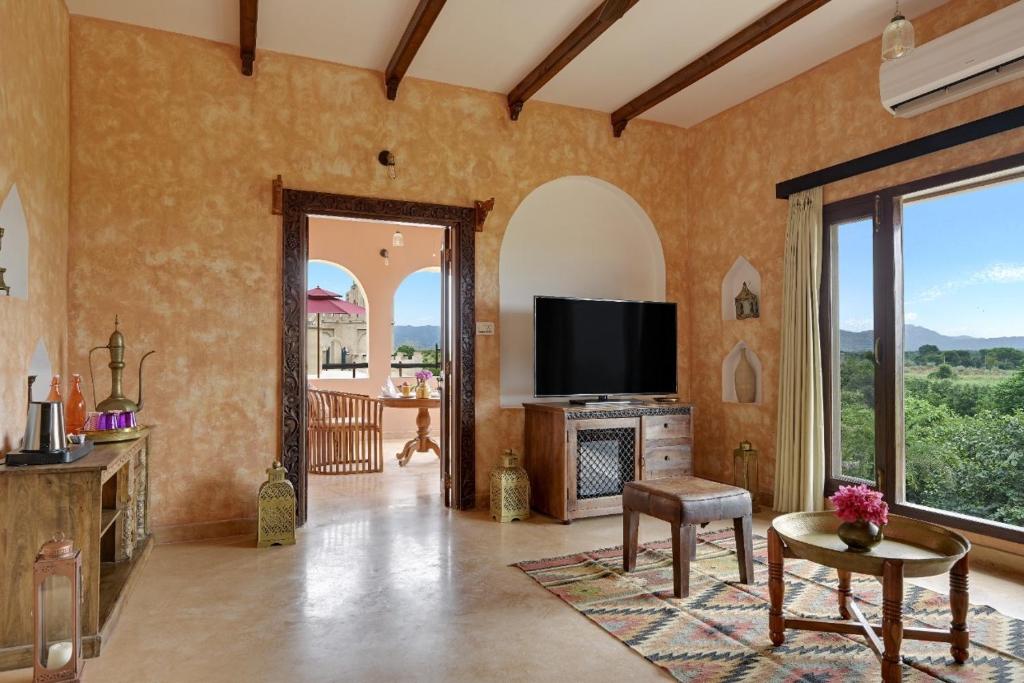 TV a/nebo společenská místnost v ubytování Pushkar Fort - Luxury Heritage Resort