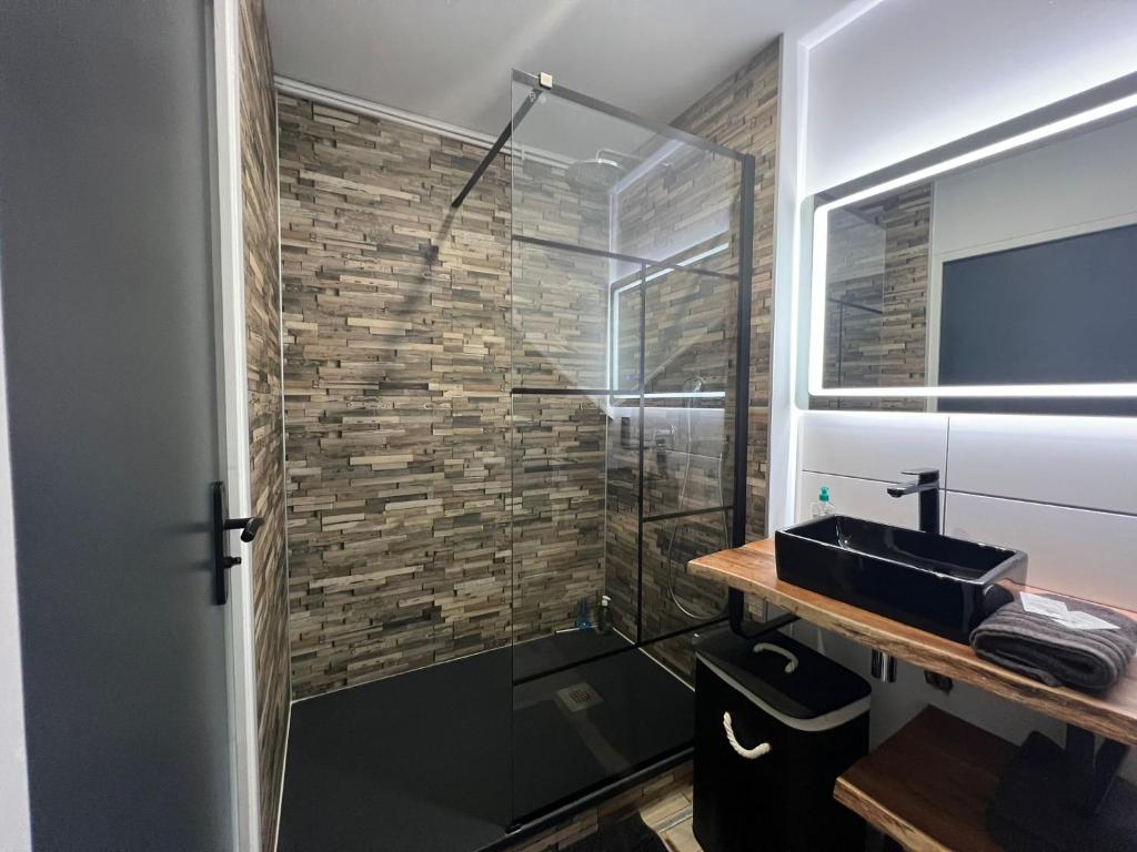 Kúpeľňa v ubytovaní LoveRoom avec SPA privatif Plélo