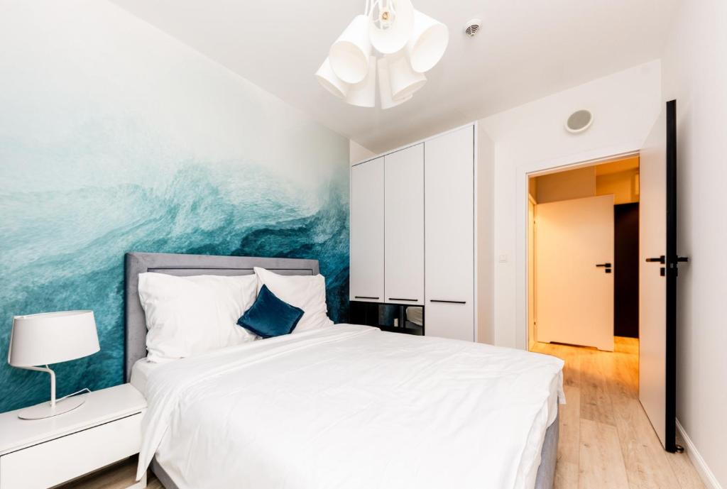 Ένα ή περισσότερα κρεβάτια σε δωμάτιο στο REZYDENCJA NIECHORZE Apart 123 ogrodzony ogródek przy plaży