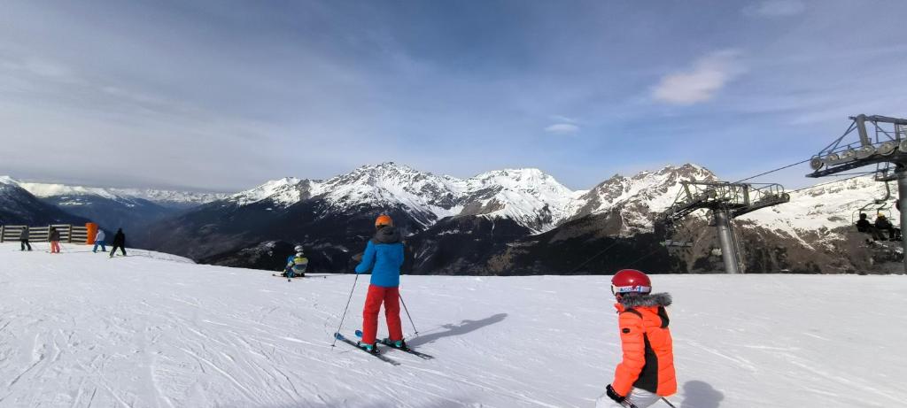 - deux personnes à skis sur une montagne enneigée dans l'établissement Appartement au ski 2 adultes et 2 enfants La Norma, à Villarodin-Bourget
