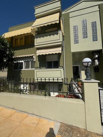 ein Gebäude mit einer Straßenlaterne davor in der Unterkunft VALENTINA Luxury apartment in Kavala