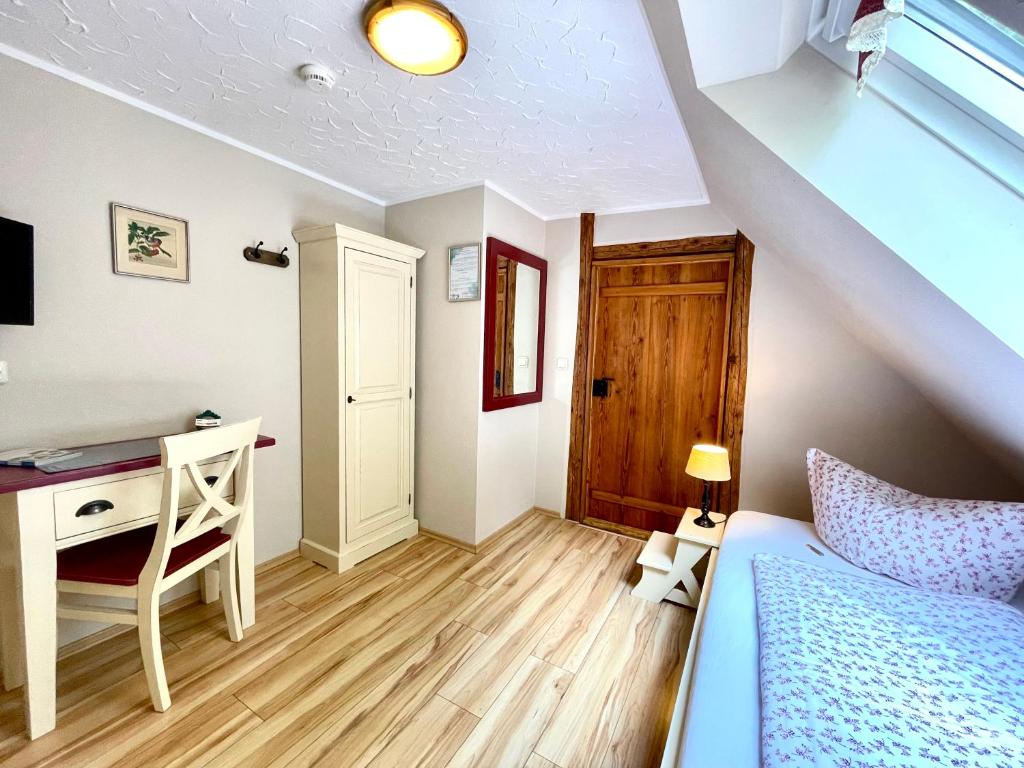 Land & Leben Pension - Small Single Room