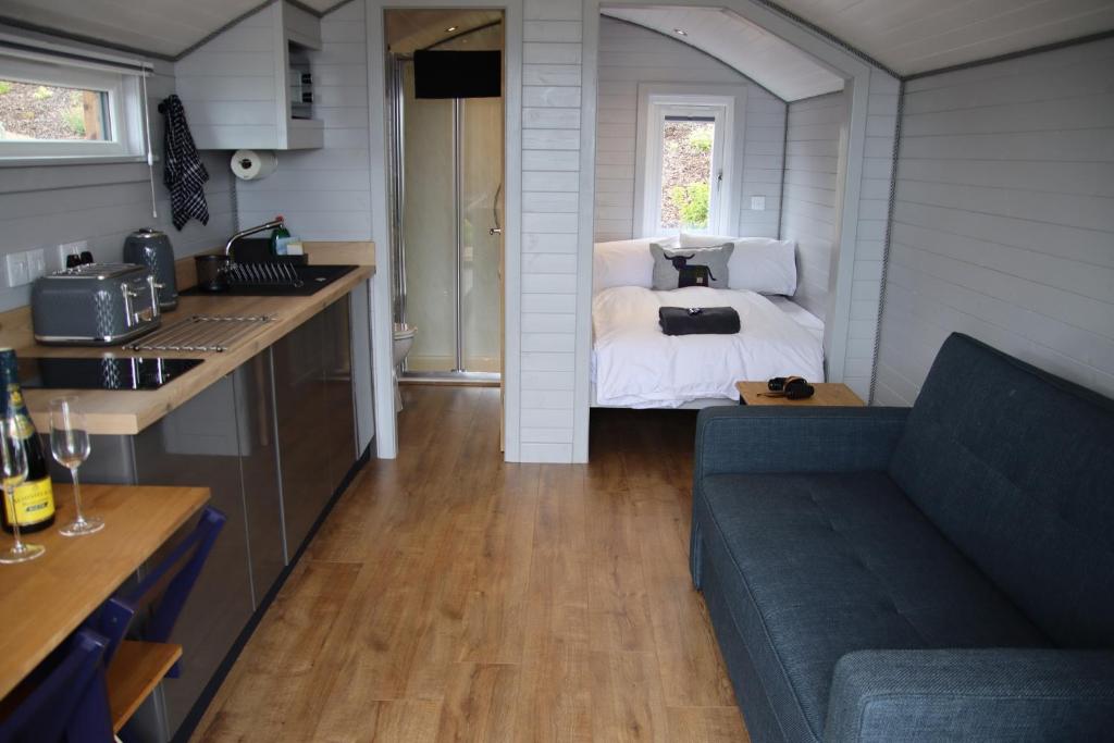 Kuchyň nebo kuchyňský kout v ubytování Kintyre Glamping Pods