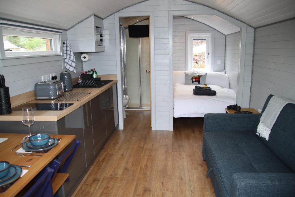 Kuchyň nebo kuchyňský kout v ubytování Kintyre Glamping Pods
