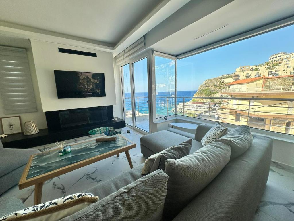 TV a/nebo společenská místnost v ubytování Popis Sea View Apartments