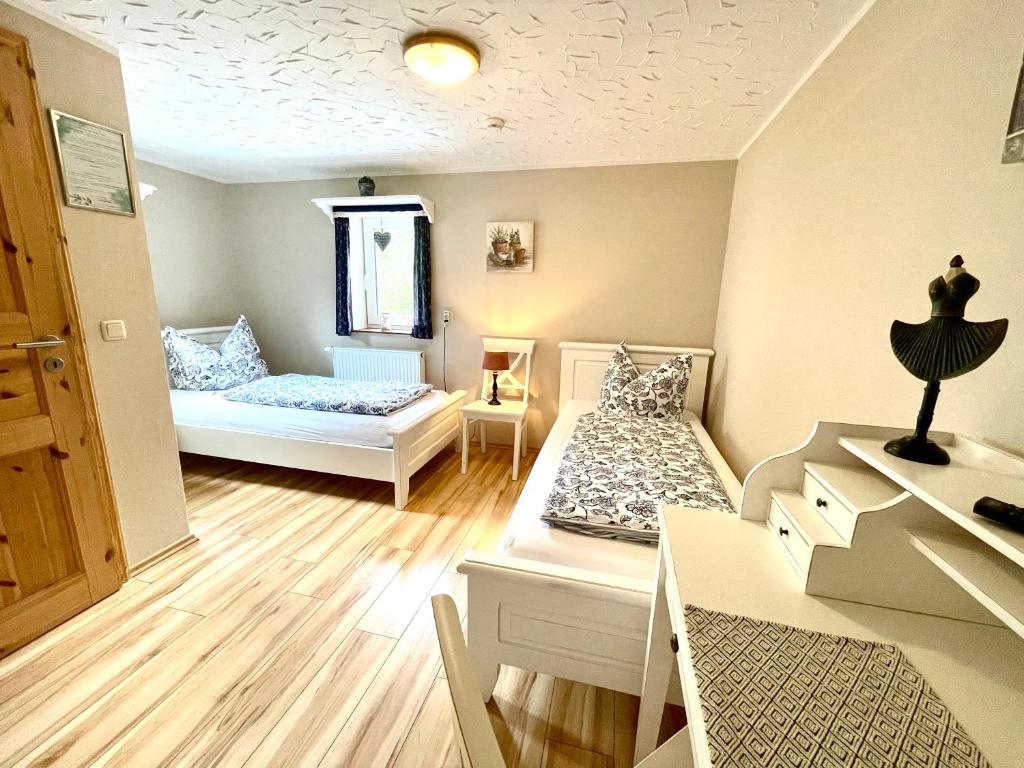 Land & Leben Pension - Twin Room With Private Bathroom