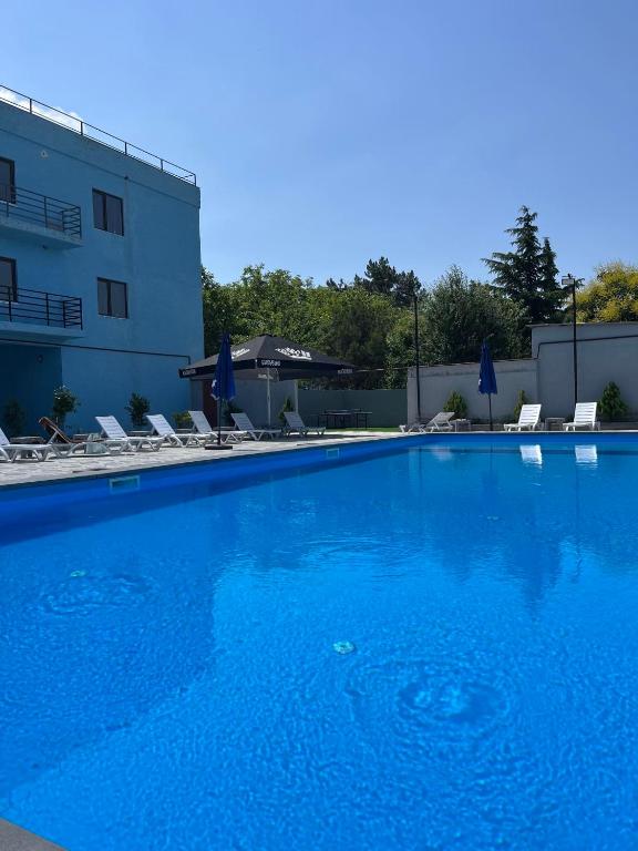 Bazén v ubytování Natakhtari Residence nebo v jeho okolí
