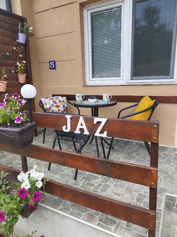 バイナ・バシュタにあるJaz Apartmanのパティオ(テーブル付)にベンチが備わります。