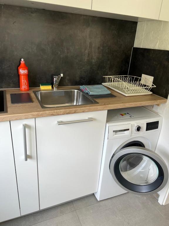 Kuchyň nebo kuchyňský kout v ubytování HANNA Apartment
