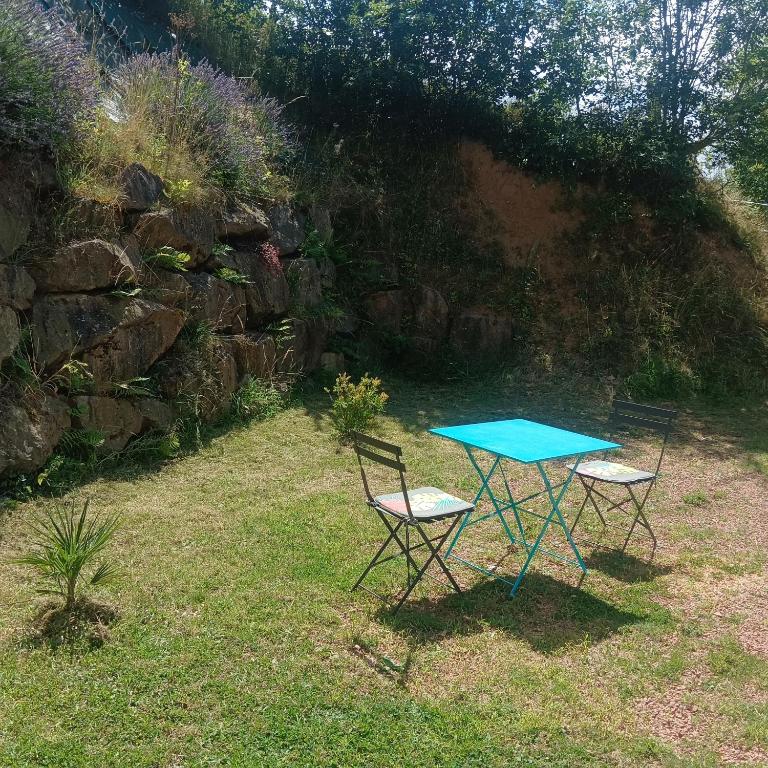dos sillas y una mesa azul en un patio en LeBoisDieu, en Thizy-les-Bourgs
