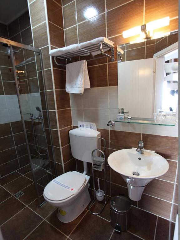 Uma casa de banho em Old Town Hotel