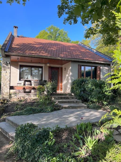 une petite maison avec un chemin devant elle dans l'établissement Maison avec espace cinéma, à Le Plessis-Trévise