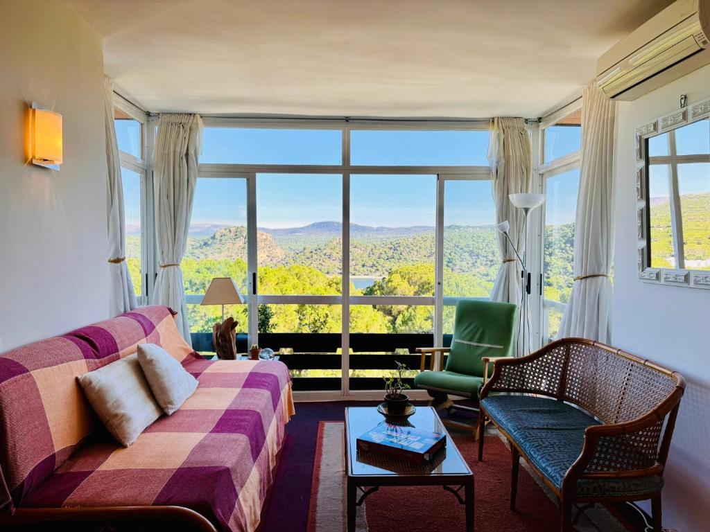 O zonă de relaxare la Acogedor apartamento con bellas vistas al embalse