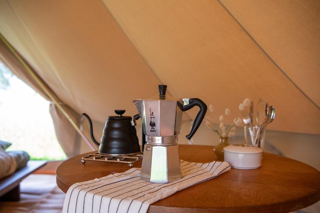 Příslušenství pro přípravu čaje a kávy v ubytování Rosephine Glamping